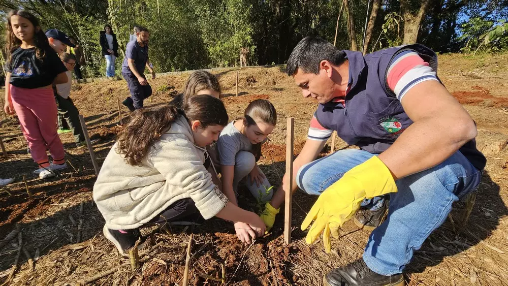 Crianças do projeto Futuro Integral participam de plantio de árvores em Rio Negro